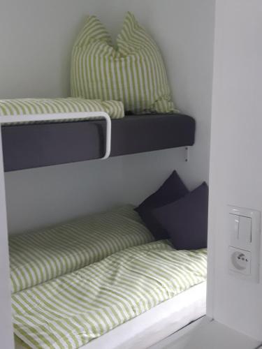 two empty bunk beds in a small room at Hausboot Havelrobbe in Brandenburg an der Havel