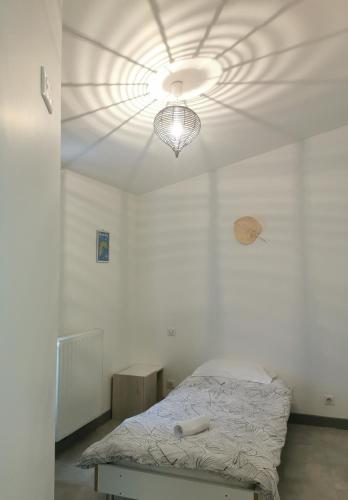 Tempat tidur dalam kamar di Mon Petit Café