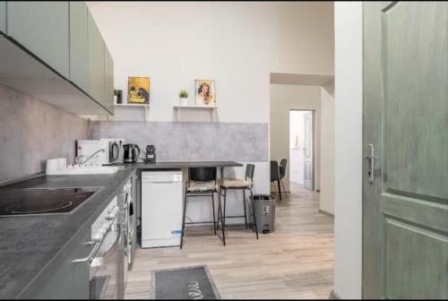 Downtown Jewish Quarter Ruin Bar with 2 Full Bath