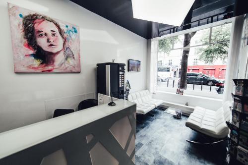 TV a/nebo společenská místnost v ubytování Hôtel de l'Exposition - République