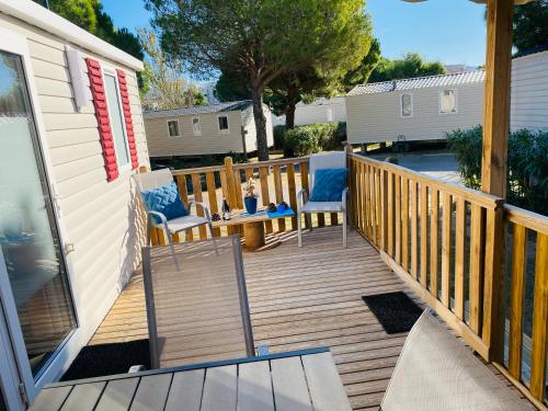 Mobil home 8 Personnes climatisé 3 chambres avec Piscines et Plage à pied à 500m à Canet-Plage