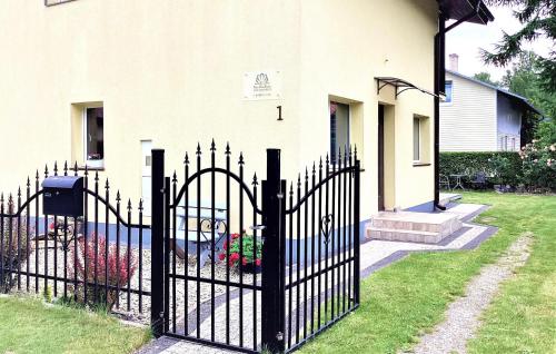 1 Bedroom Amazing Apartment In Rowy
