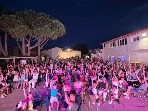 Mobil home 8 Personnes climatisé 3 chambres avec Piscines et Plage à pied à 500m à Canet-Plage