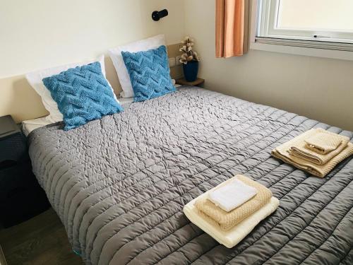Mobil home 8 Personnes climatisé 3 chambres avec Piscines et Plage à pied à 500m à Canet-Plage