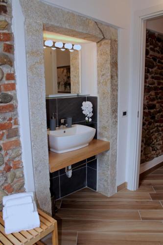 a bathroom with a sink and a mirror at La Piccola Corte Malpensa, 8 minuti d'auto in Vizzola Ticino
