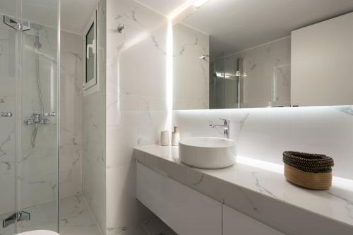 Modern 2 BR 2 BA near Acropolis and Plaka