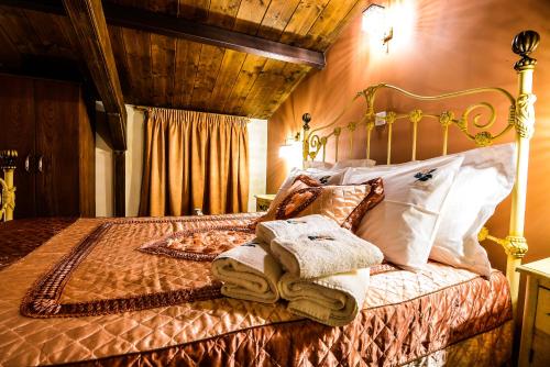 Una cama o camas en una habitación de Camelia Suites