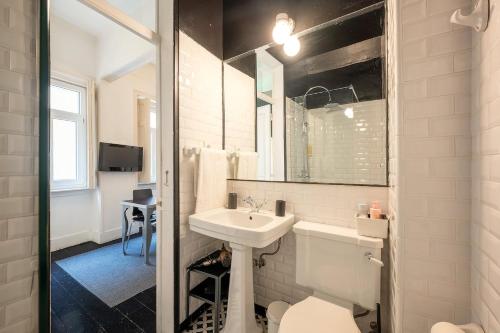 Boutique Apartment with Balcony in Bairro Alto