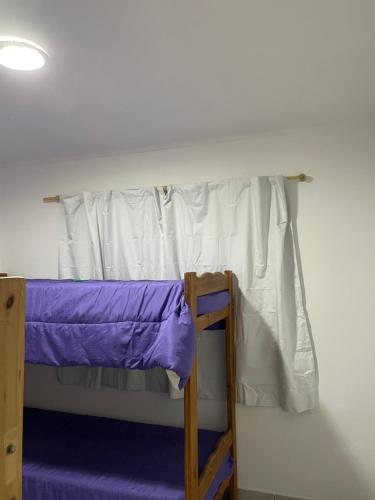 a bunk bed in a room with a ceiling at Casa de Lore in Necochea