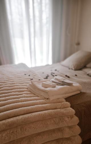 a close up of a bed with towels on it at Chalet romantique - Jacuzzi privatif - King size in Montignac-Charente