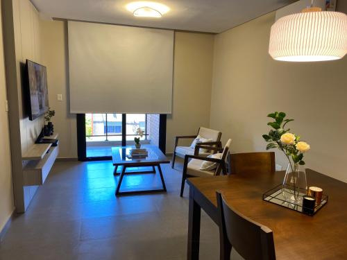 salon ze stołem i jadalnią w obiekcie Edificio kona21 w mieście Posadas