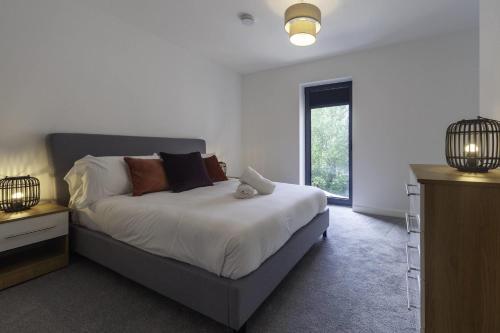 a bedroom with a bed and a window at Fantastic 2 Bedroom Apartment in Central Ashford in Ashford