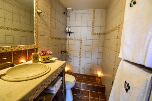 Un baño de Camelia Suites