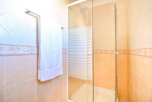 a bathroom with a shower with a glass door at Vila Alcantarilha by MTPhomes in Alcantarilha