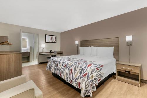 ein Hotelzimmer mit Bett und Fernseher in der Unterkunft Red Roof Inn Georgetown, KY in Georgetown