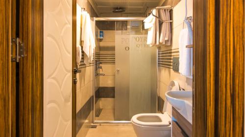 a small bathroom with a toilet and a sink at Akcakoca Poyraz Otel in Akcakoca