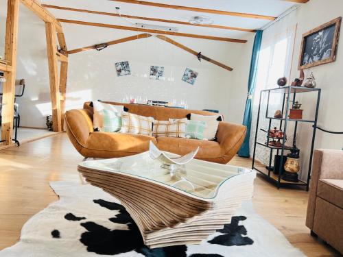 a living room with a couch and a table at Chalet Alpine in Kandersteg