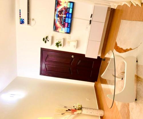 una stanza con una porta di legno e una vetrata di Western Suites a Douala