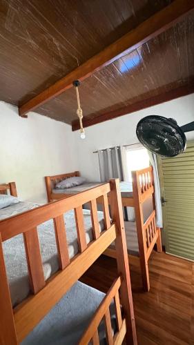 a room with two bunk beds and a window at Refúgio das Araras in Pirenópolis