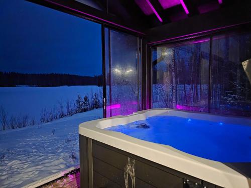 a jacuzzi tub in a room with a window at Villa Taipale - 10hlö, Himosranta in Jämsä