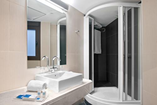 a bathroom with a sink and a shower at Hotel BESTPRICE Toledo in Toledo