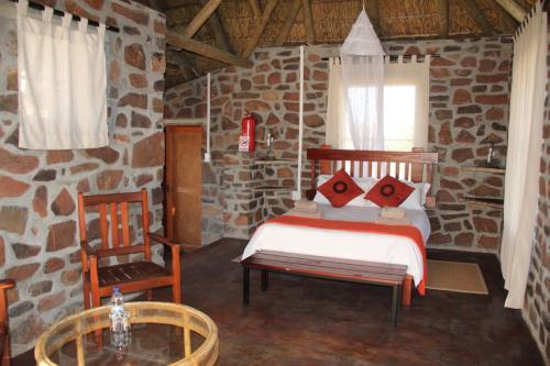 Una cama o camas en una habitación de Tsauchab River Camp