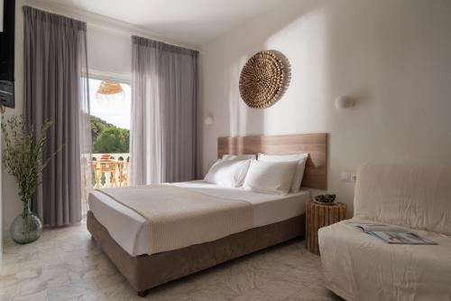 una camera d'albergo con un letto e una finestra di Haus Risos Next Generation a Toroni