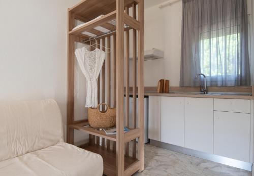 uno scaffale di legno in una stanza con cucina di Haus Risos Next Generation a Toroni