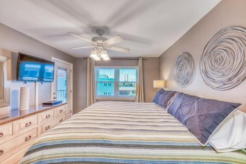 a bedroom with a bed and a ceiling fan at Gulf Shores Barefoot Bliss in Gulf Shores