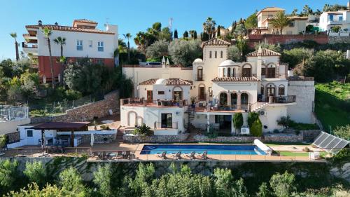 Dream Stay! 15 Guests, Big Pool with Heating Option at Extra Cost, Sea view!