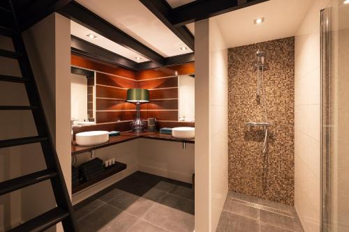a bathroom with two sinks and a shower at Luxe Veluwse Bosrand Suite met Jacuzzi en Zwembad in Lunteren