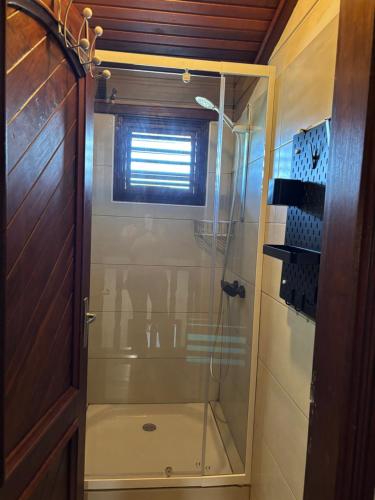 eine Dusche mit Glastür im Badezimmer in der Unterkunft Waki lodge in Cayenne