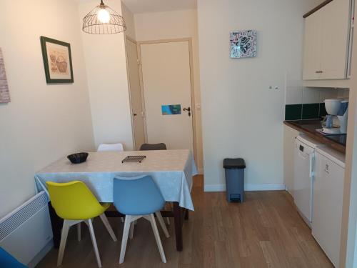 a small kitchen with a table and two chairs at Corrèze rive Dordogne in Argentat