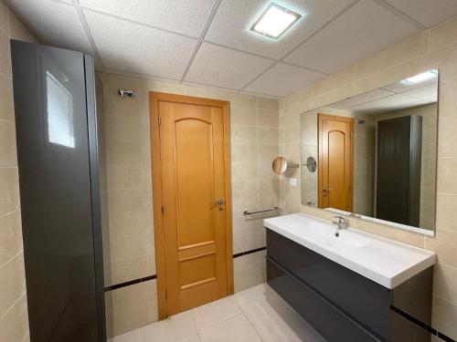 a bathroom with a sink and a mirror at Terrasol Torrelitoral Ático 1 Dormitorio in Torre del Mar