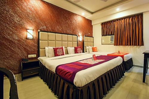 ein Schlafzimmer mit einem großen Bett in einem Zimmer in der Unterkunft Hotel The B House Goa in Agonda