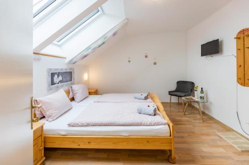 ein Schlafzimmer mit einem Bett und einem Schreibtisch in einem Zimmer in der Unterkunft Weingut Krell in Mitterretzbach