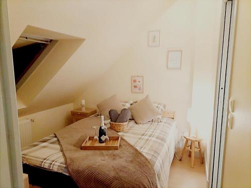 una camera da letto con un letto con un vassoio sopra di Le Saint Georges a Chinon