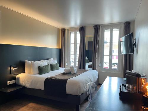 a bedroom with a large bed and a television at HOTEL & SPA Le Renard Centre in Chalons en Champagne