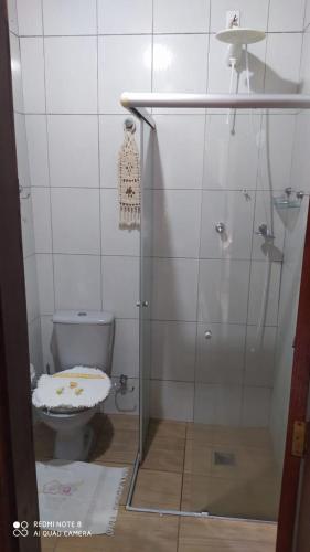 a bathroom with a shower with a toilet in it at Chacára Reni in Itajubá