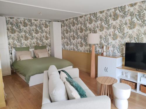 Studio avec coin nuit climatisé avec grande terrasse et parking au pied de la Marina et de la plage de Fréjus