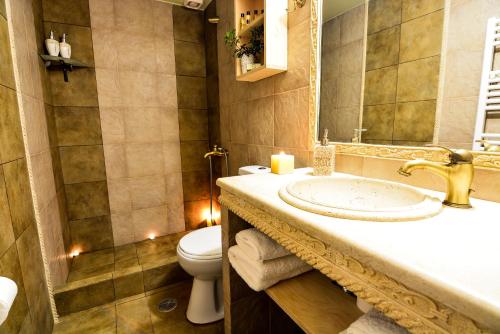 Un baño de Camelia Suites