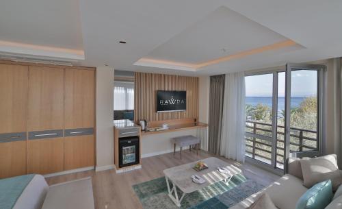 TV a/nebo společenská místnost v ubytování Rawda Resort Hotel Altinoluk