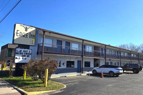 a building with a car parked in a parking lot at Eagle Inn by Hotel O Richmond Midlothian Turnpike in Richmond