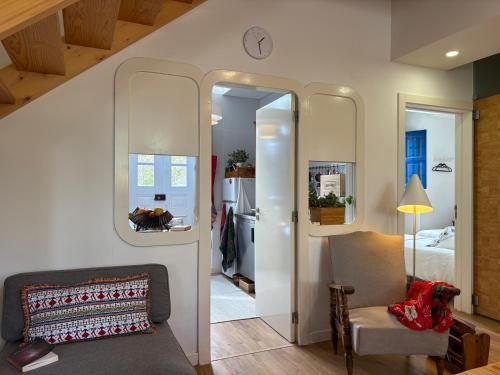a living room with a chair and a mirror at Pensão Destino in Castelo de Vide
