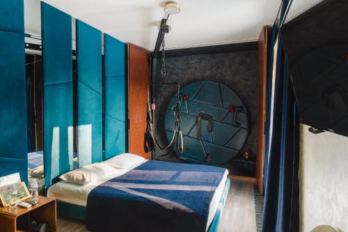 ein Schlafzimmer mit einem Bett und einem großen Spiegel in der Unterkunft Sofa Boutique Hotel & SPA in Sumy