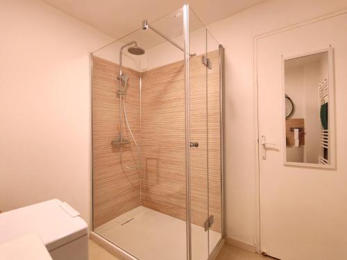 a shower with a glass door in a bathroom at L'écrin - Chablis - Homerepublique- Plein centre - Élégant - Parking à proximité in Chablis