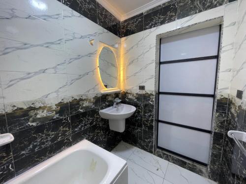 a bathroom with a black and white marble wall at Sharo's House in Cairo