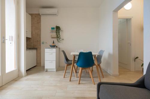 a kitchen and dining room with a table and chairs at Appartamento Tre Api by ElbaSummer in Procchio