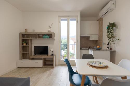 a kitchen and living room with a table and chairs at Appartamento Tre Api by ElbaSummer in Procchio