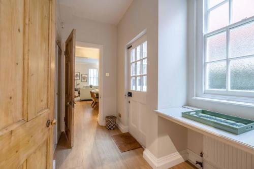 a hallway with a large window and a door at Windsor Castle 4-Bed & Garden in Windsor